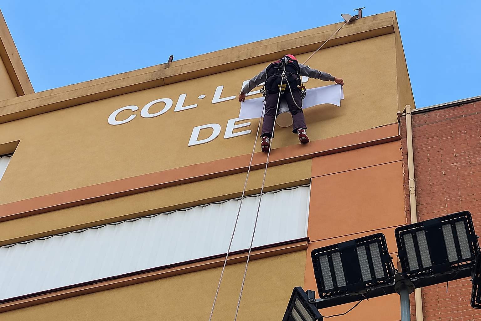 Trabajo de rotulación en altura