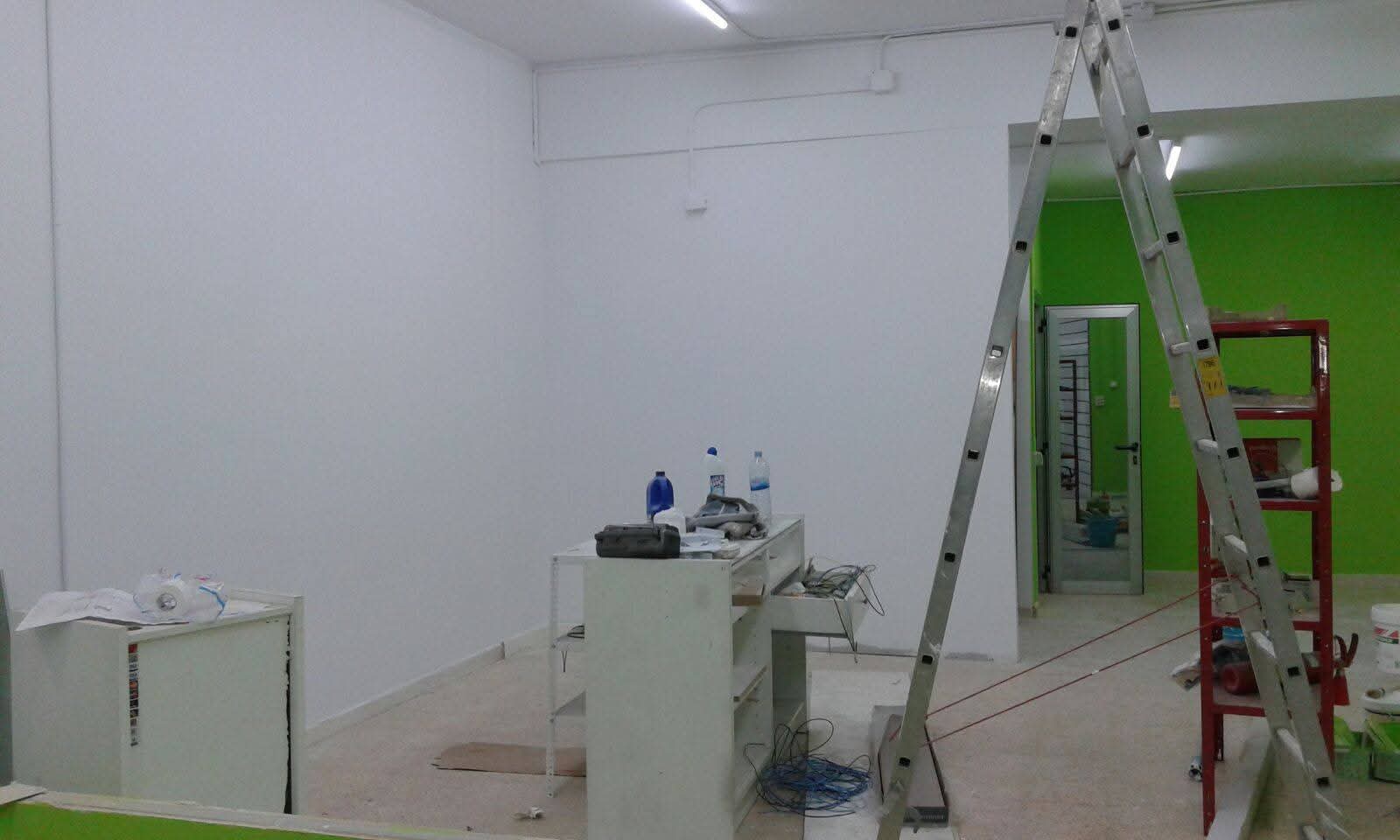 Montaje interior del nuevo local de Desmarkat en 2015
