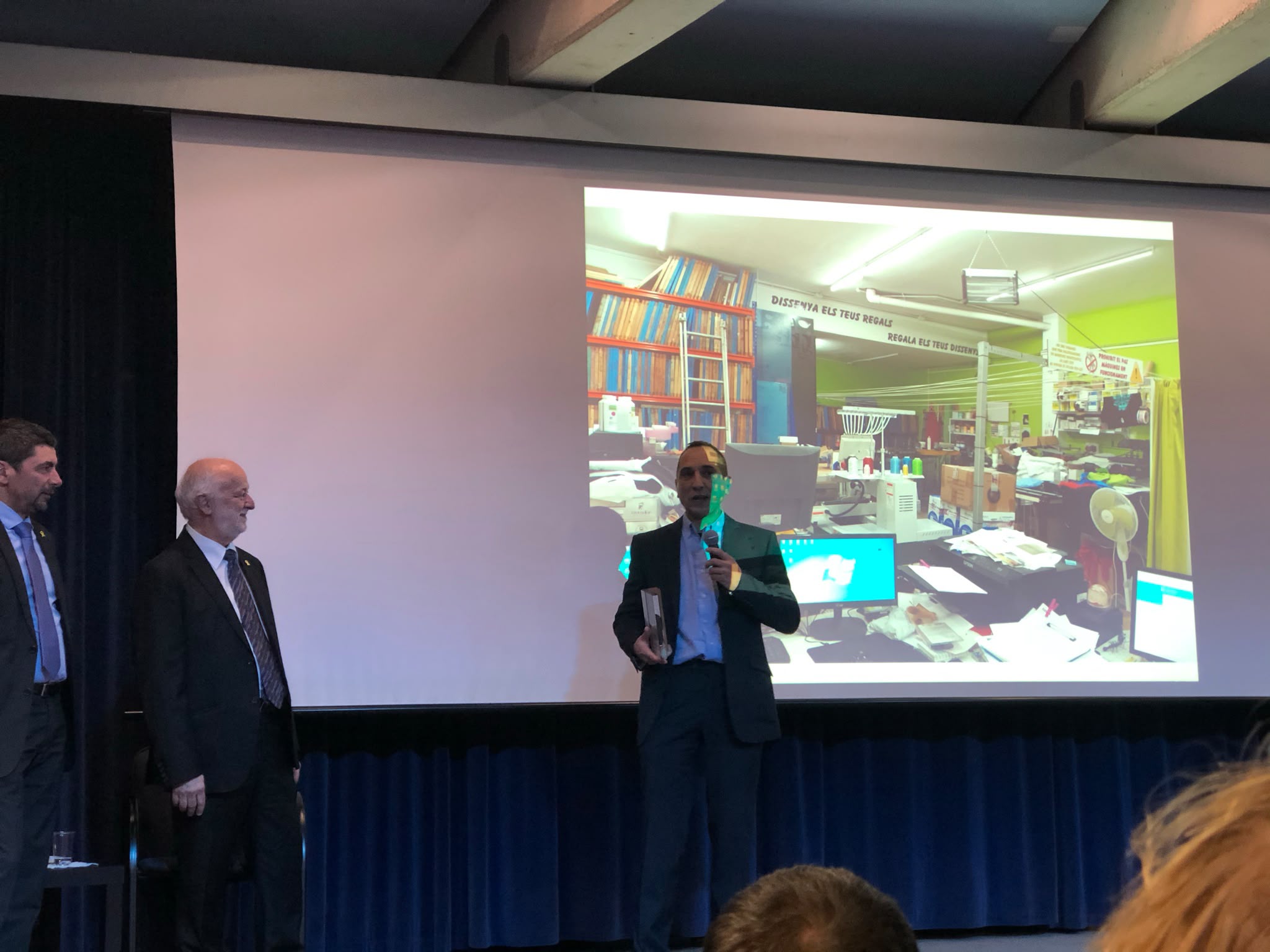 Isaac García recibiendo un reconocimiento de la Cambra de Comerç en 2019
