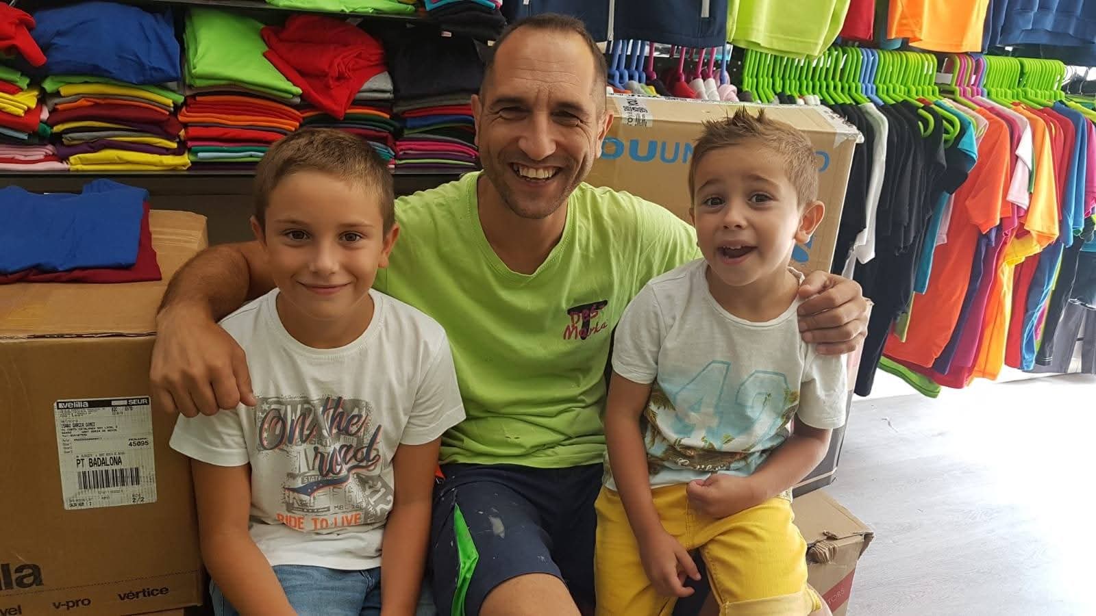 Isaac con Mikel y Leo de MikelTube en Desmarkat